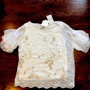 Silk blend gorgeous flower etched top 🌸